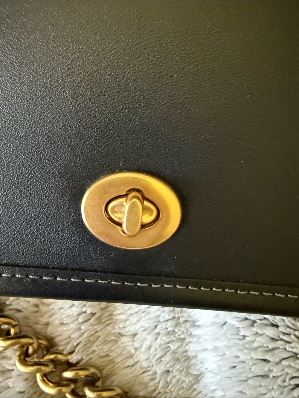 Coach Dinky bag black with gold hardware - Picture 2 of 16